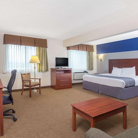 Baymont By Wyndham Dubuque Hotel Bagian luar foto