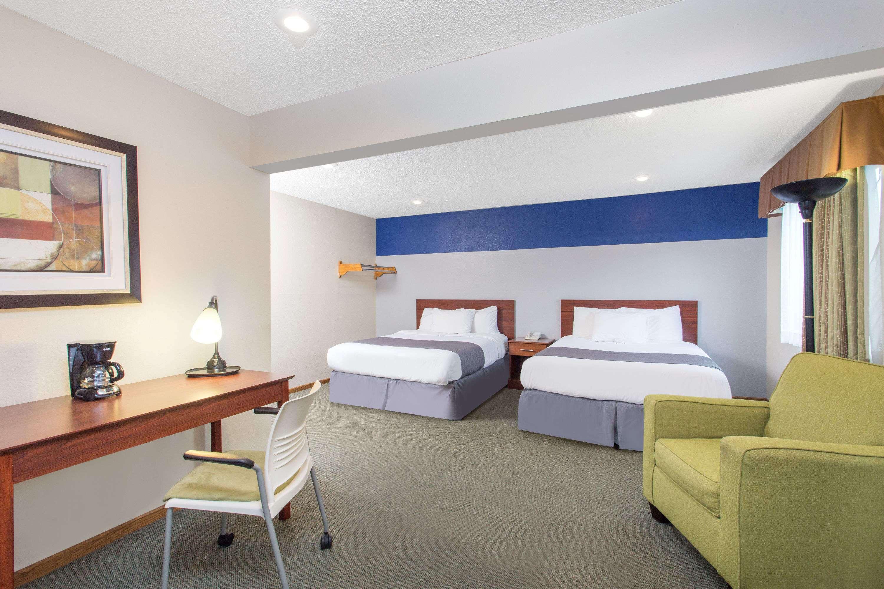 Baymont By Wyndham Dubuque Hotel Bagian luar foto