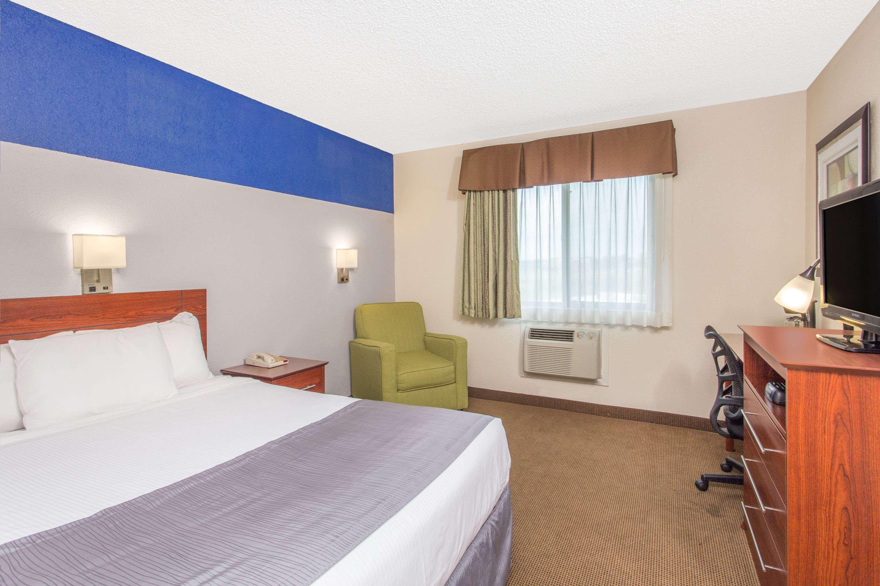 Baymont By Wyndham Dubuque Hotel Bagian luar foto