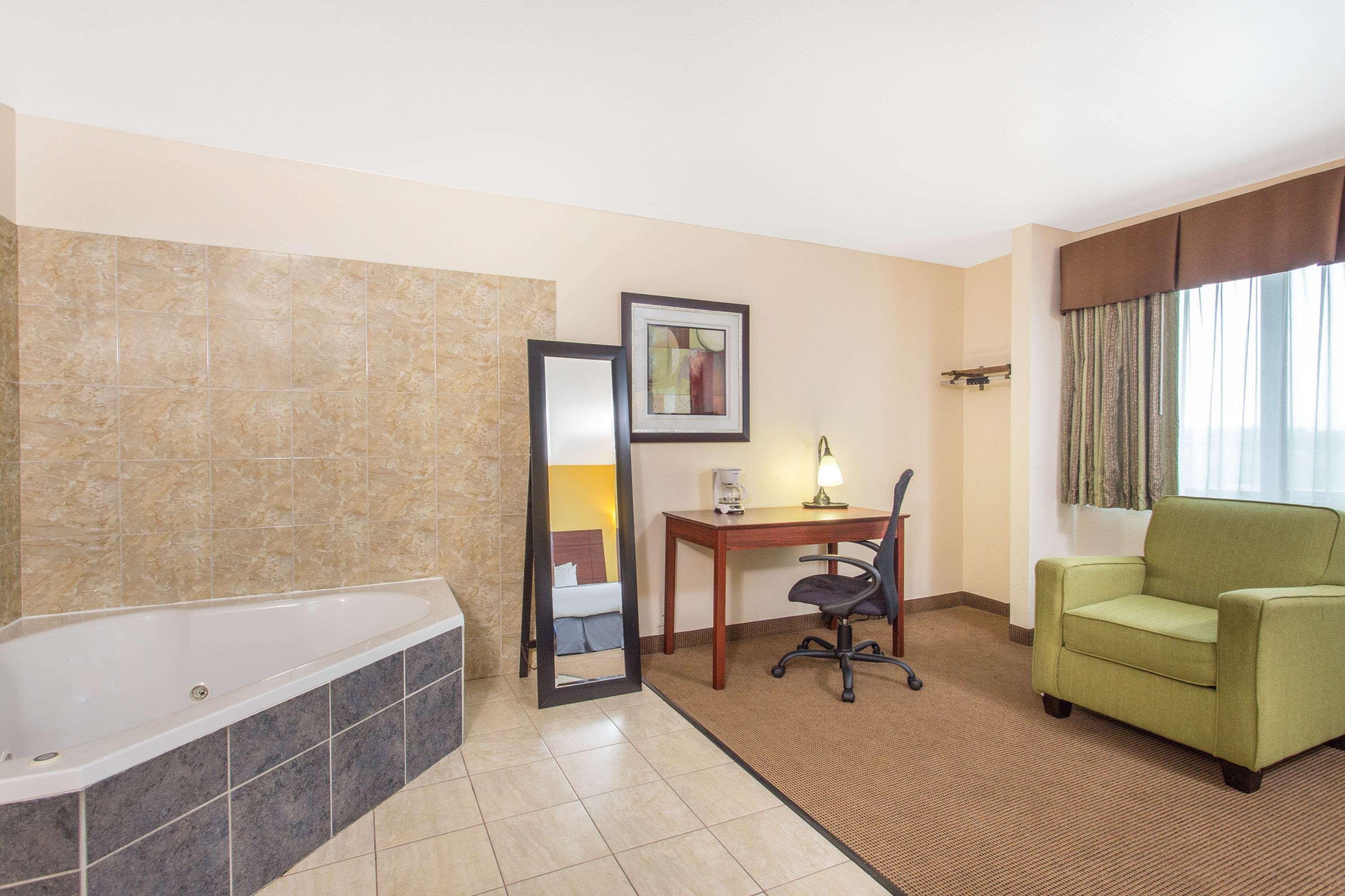 Baymont By Wyndham Dubuque Hotel Bagian luar foto