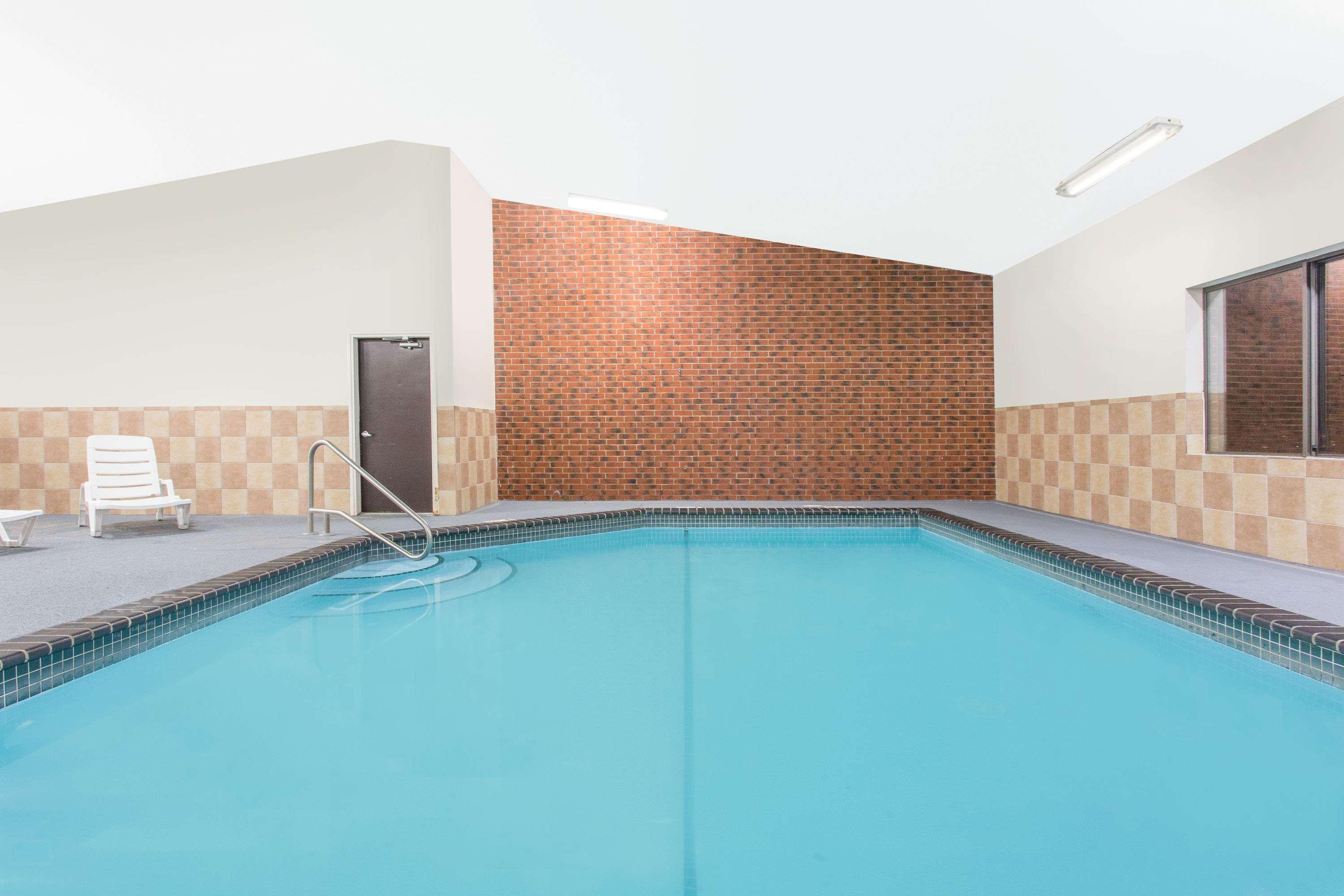 Baymont By Wyndham Dubuque Hotel Bagian luar foto