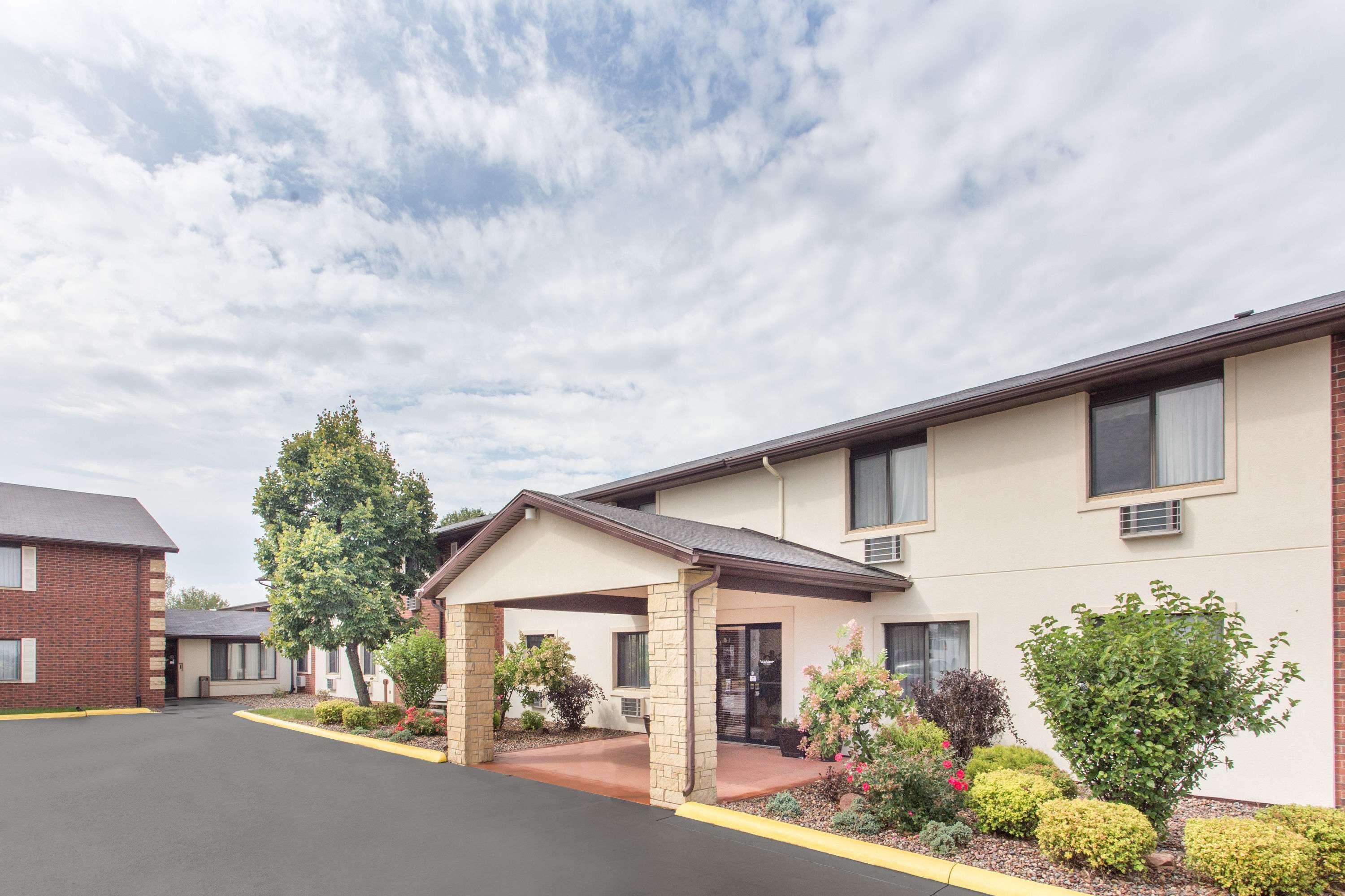 Baymont By Wyndham Dubuque Hotel Bagian luar foto