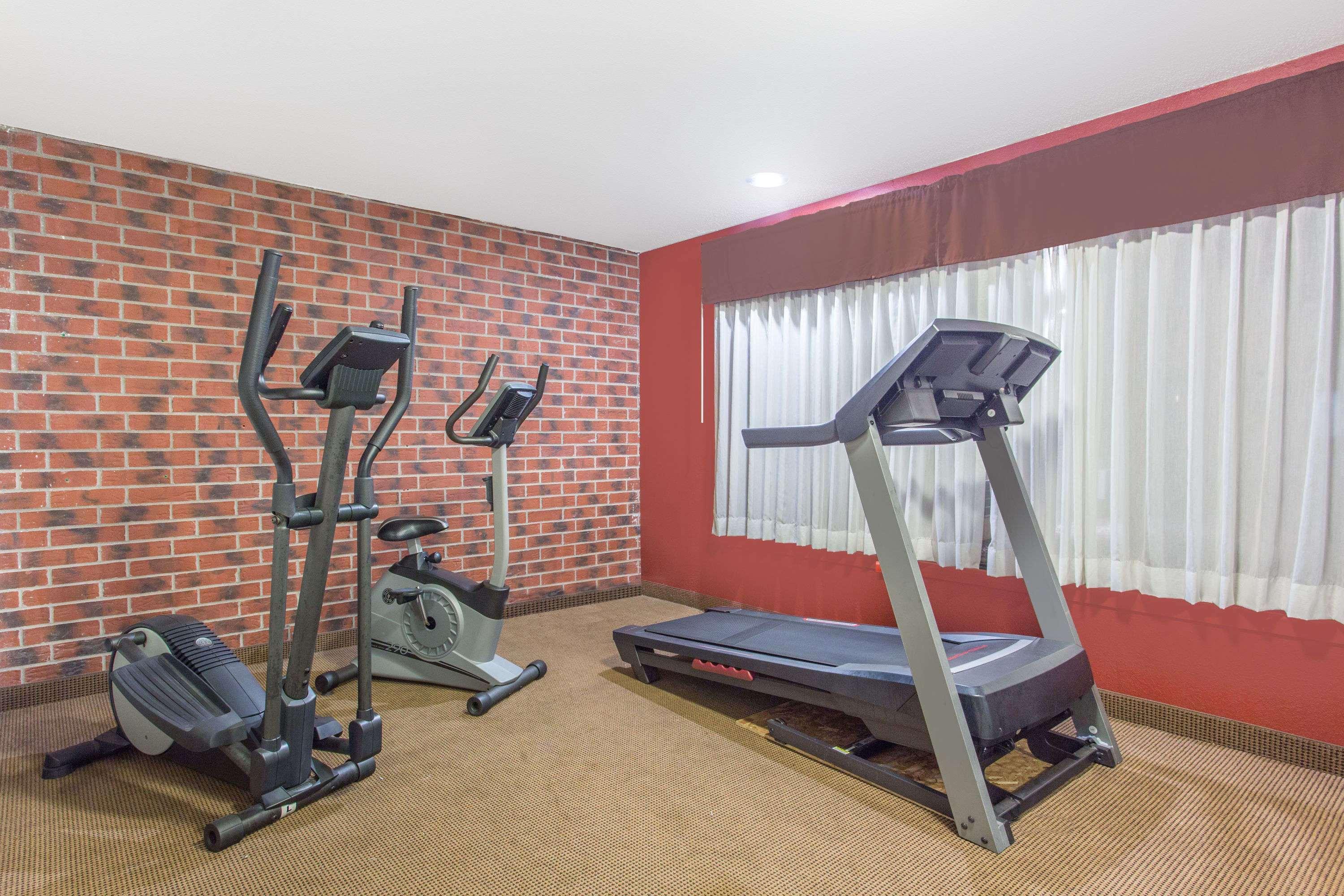 Baymont By Wyndham Dubuque Hotel Bagian luar foto