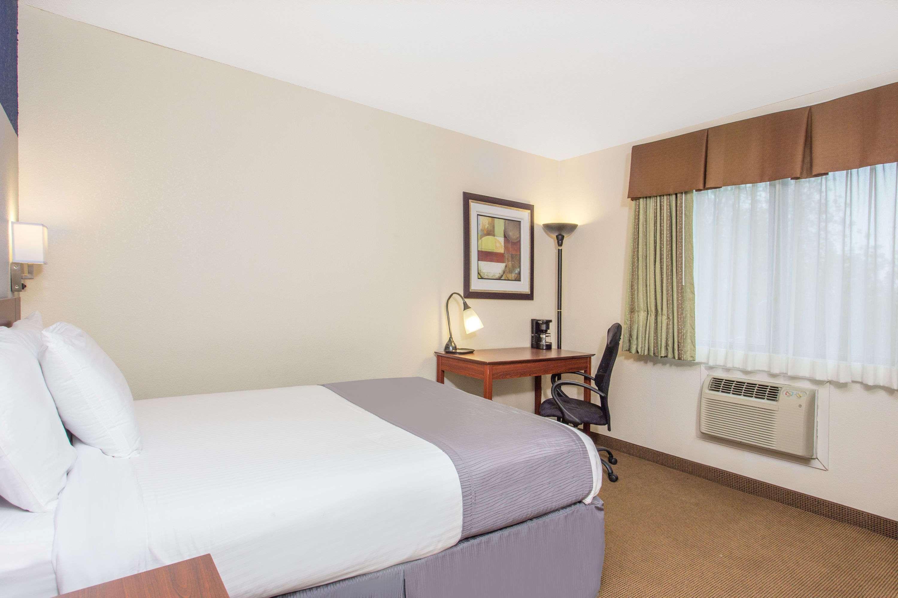 Baymont By Wyndham Dubuque Hotel Bagian luar foto