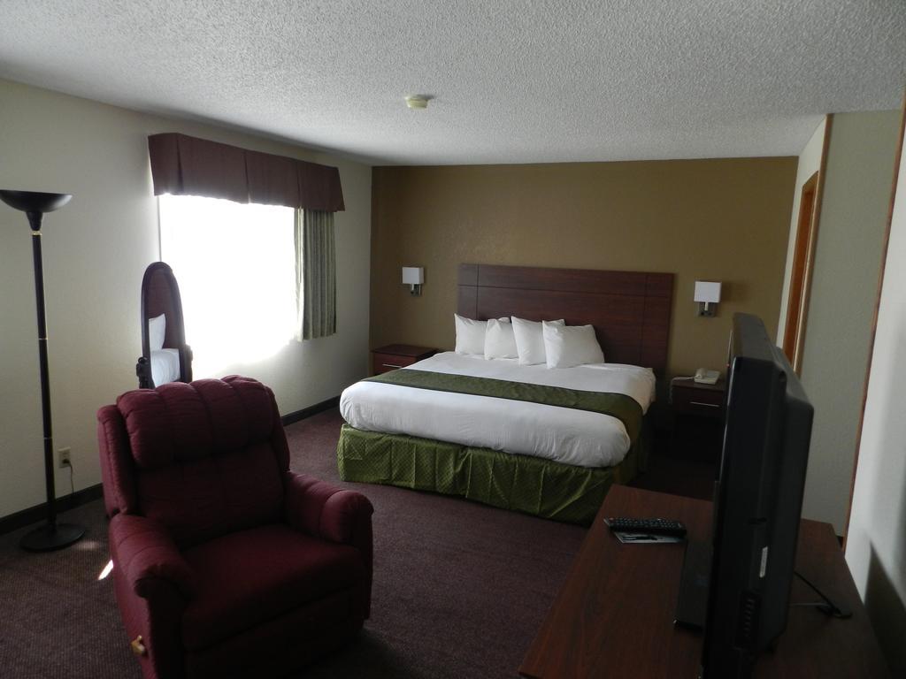 Baymont By Wyndham Dubuque Hotel Bagian luar foto