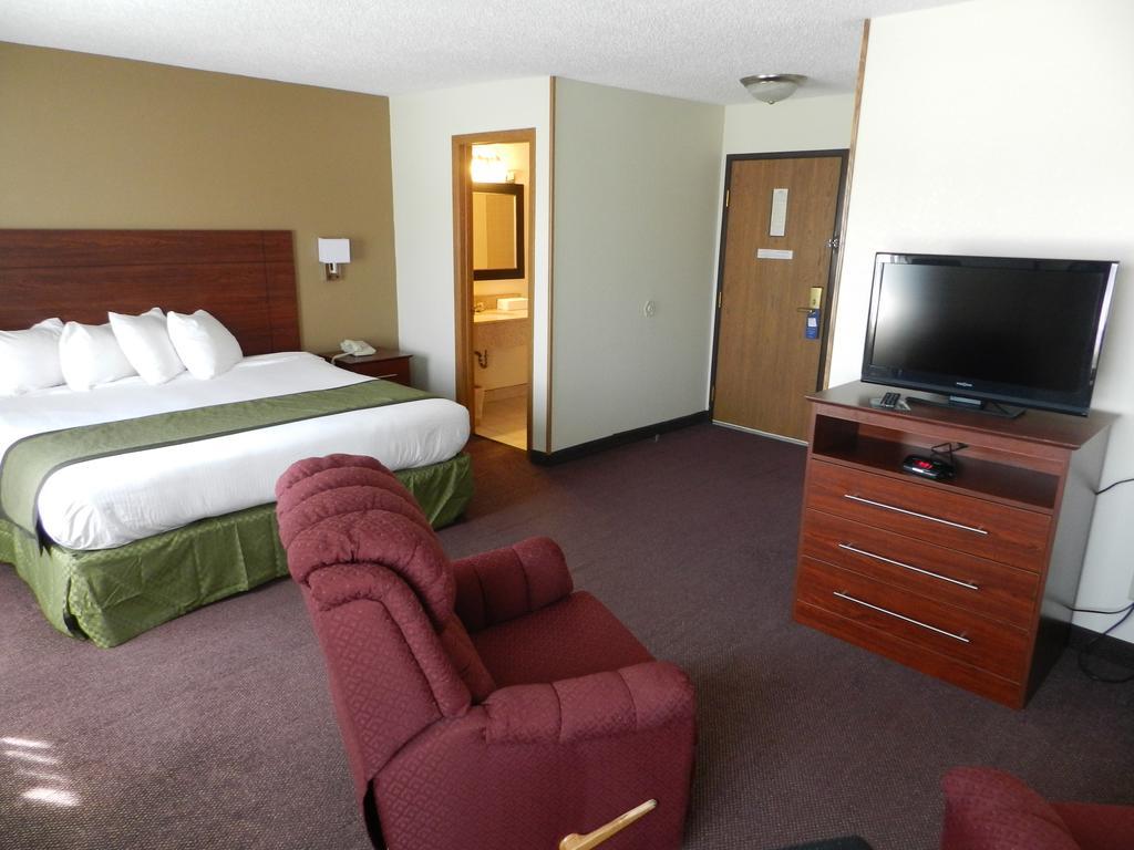 Baymont By Wyndham Dubuque Hotel Bagian luar foto