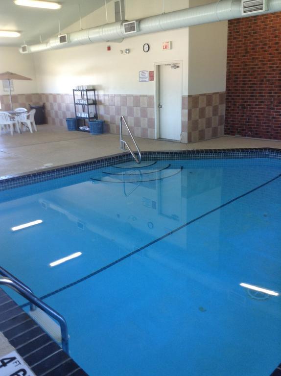 Baymont By Wyndham Dubuque Hotel Bagian luar foto